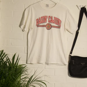 Vintage T-Shirt - Två otroligt små gula fläckar som ej syns på bilden mot botten av tröjan. Utöver det felfri