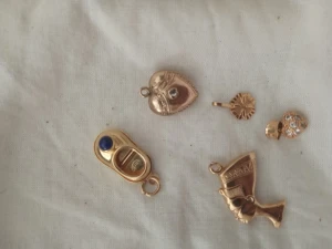 18 k guld berlocker, ringar  - Berlocker alla kostar olika béroende på storleken 
