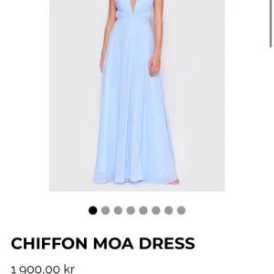 Balklänning  - Hjälper min flickvän att sälja hennes fina balklänning från Ivoryfield i modellen Chiffon Moa dress-Light blue i stl 34. Använd endast en gång och den kommer ej till användning- kom privat för fler bilder och frågor!! 