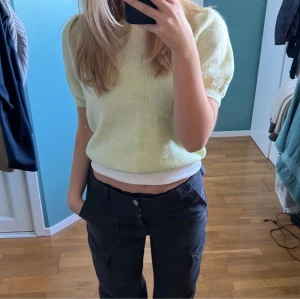 Topp/Stickad tröja - Supersöt stickad topp i gult (lite neon-aktig) i storlek L men väldigt liten i storlek och passar en S eller M Köpt här på plick men passade tyvärr inte mig. Bilderna är lånade från förra ägaren. Köparen står för frakten 💞