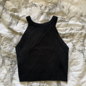 Svart linne - Croppat svart linne från shein, strl S🤍 Väldigt stretchigt  Aldrig använt