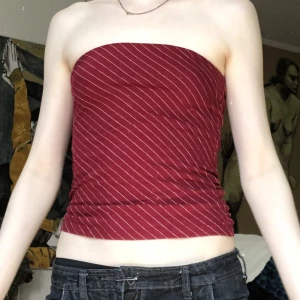 Röd tubtopp - Säljer för kommer inte till användning, superfin röd tubtopp