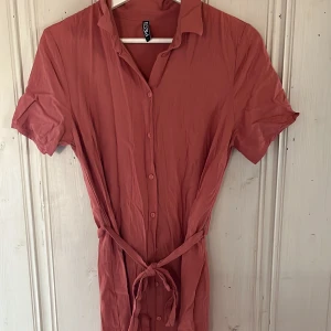 Klänning - Använd ca 2 gånger med har blivit för liten för mig nu så är i nyskick