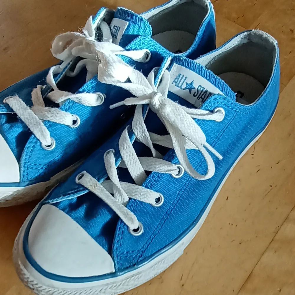 Blåa converse💙 storlek 35. Dom är i rätt bra skick 👍 . Skor.