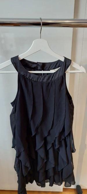 Klänning  - Fin klänning med volanger👌🏻💓Stolek 152👌🏻