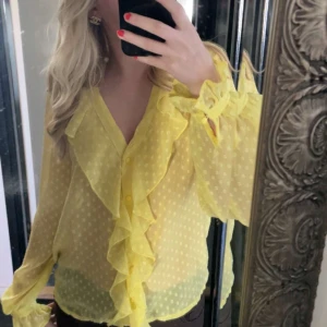 Gul blus - Så gullig blus i stl 36 💛