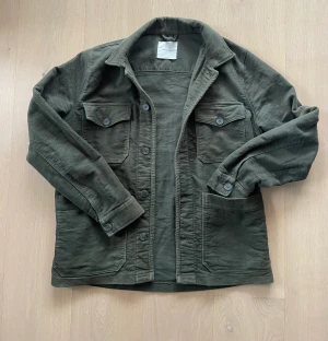 A days march overshirt  - Super snygg och skön overshirt från märket a days march. Super bra skick och knappt använd. Den är trendig och snygg samt riktigt skön 