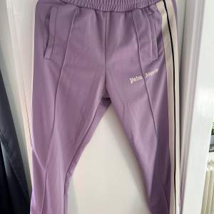 Säljer min nästan helt oanvända track pants. Dm för mer bilder! Kvitto finns  