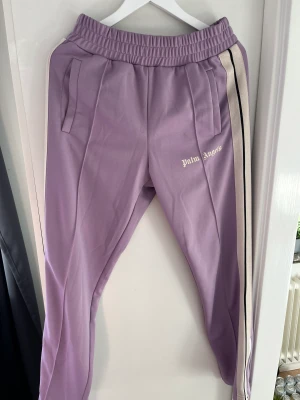 Palm angels track pants  - Säljer min nästan helt oanvända track pants. Dm för mer bilder! Kvitto finns  