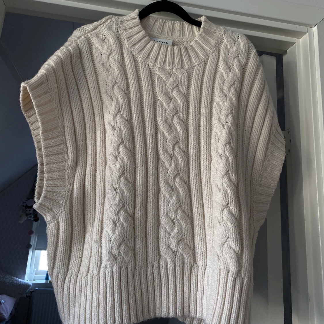 Vit stickad väst - 91