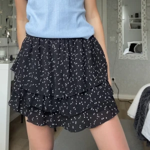 Volangkjol🤍🤩 - Prickig volangkjol från zara i nyskick, lappen kvar🤍☺️storlek M, men passar s också🙈