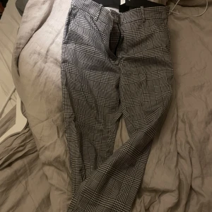 Rutiga byxor - Rutiga byxor från H&M, liten i storleken men är 42. 40kr+frakt 