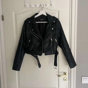 Svart skinnjacka💕💕 - Säljer denna fina skinnjacka då den är för liten för mig💕använd max 3 har inga fläckar och är som ny🥰 Skriv gärna för fler bilder!!