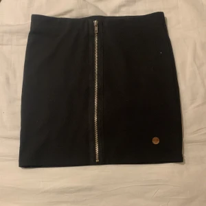 Svart kjol - Svartkjol med fejk dragkedja 