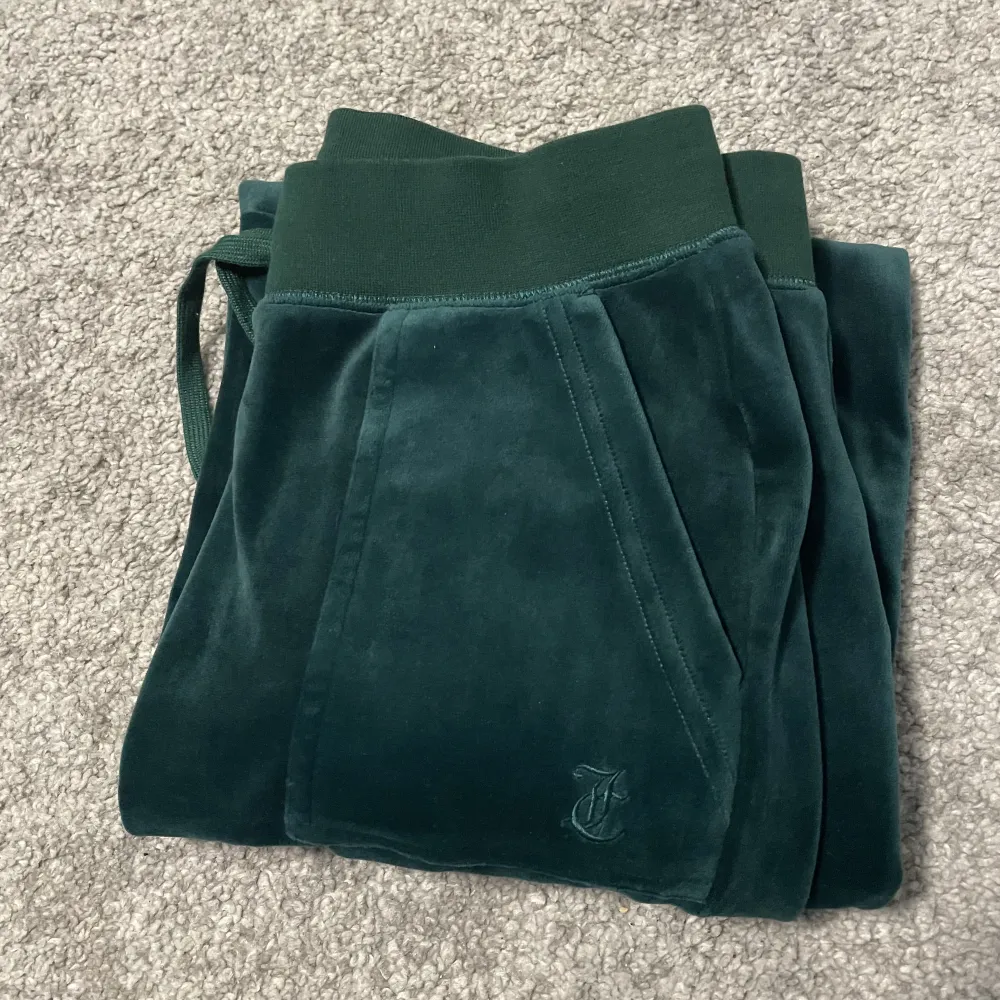 Säljer mina mörkgröna juicy conture byxor i storlek S. Säljer eftersom att dem är för stora för mig<3 . Jeans & Byxor.