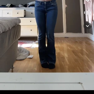 Jeans  - Säljer dessa lågmidjade zara jeans! Dem är i ett väldigt bra skick! 💓