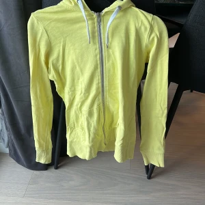 Kofta  - Gul kofta i strl XS! Använd lite då och då förr men inte längre. Finns en fläck på armen 