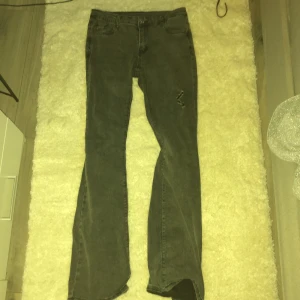 Lågmidjade jeans - Superstretchiga och sitter så fint över rumpan 🖤är 165 och det är pyttelite för långa men funkar ändå, skulle säga att de passar 164-173 💕