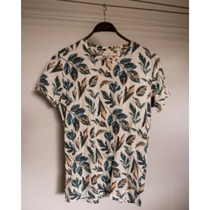 Homebound t-shirt - Snygg t-shirt från Homebound med fint tryck. Storlek M. 60% bomull, 40% elastan.