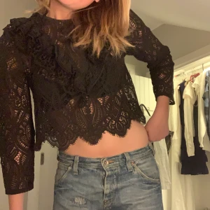 Zara blus strl s - Säljer denna trendiga blus från zara! Strl s