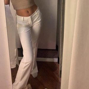 Lågmidjade kostymbyxor  - Säljer dessa vita lågmidjade kostymbyxor från Bikbok. Kostar 400kr i butik🤗