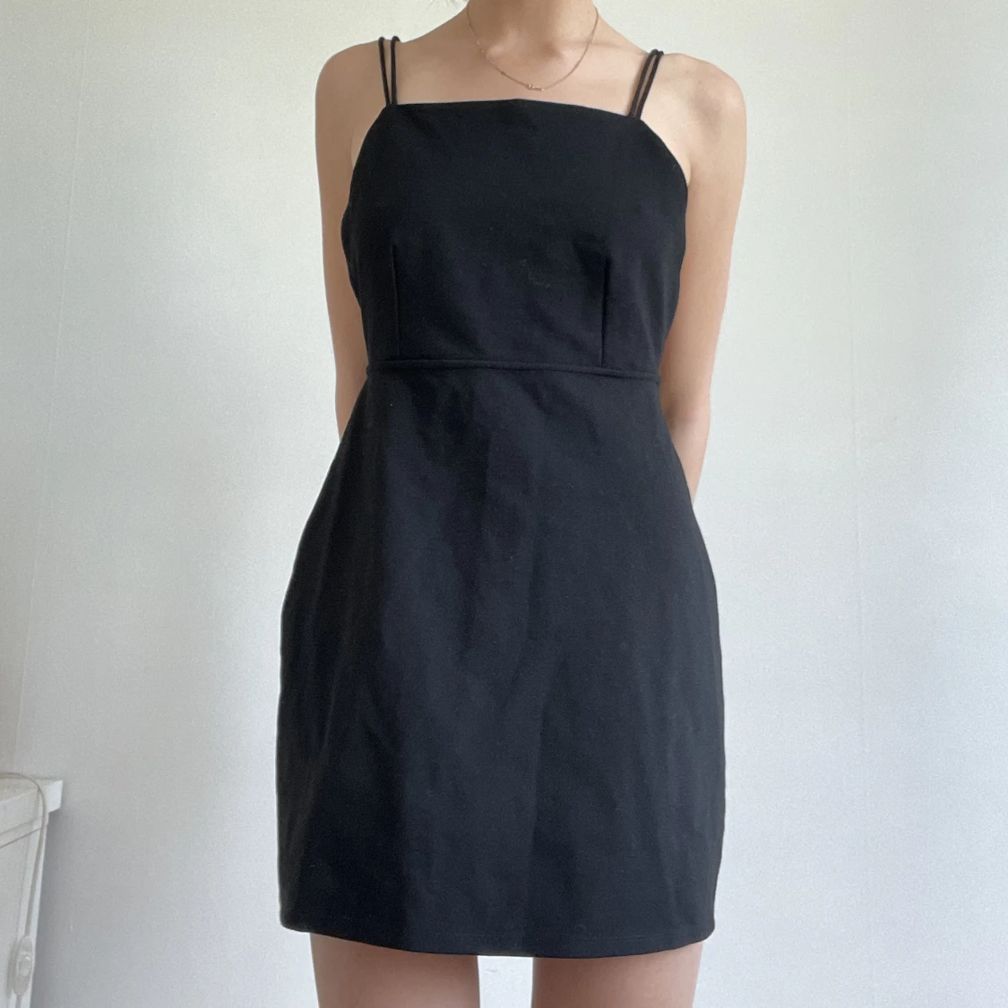 Svart klänning med öppen rygg