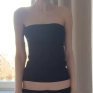 Svart Tubtopp - Säljer denna nästan helt nya tubtoppen från zalando eftersom den är för stor :( stod xs på hemsidan men passar mer som S! Vadderad vid bysten så enkel att ha utan bh. :)) 