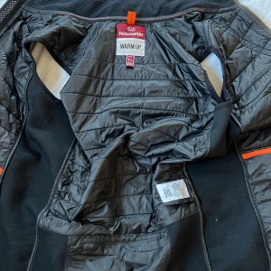 Parajumper väst  - Säljer min fräscha pjs väst som är i ny skick inga skador (skicka för mer bilder)