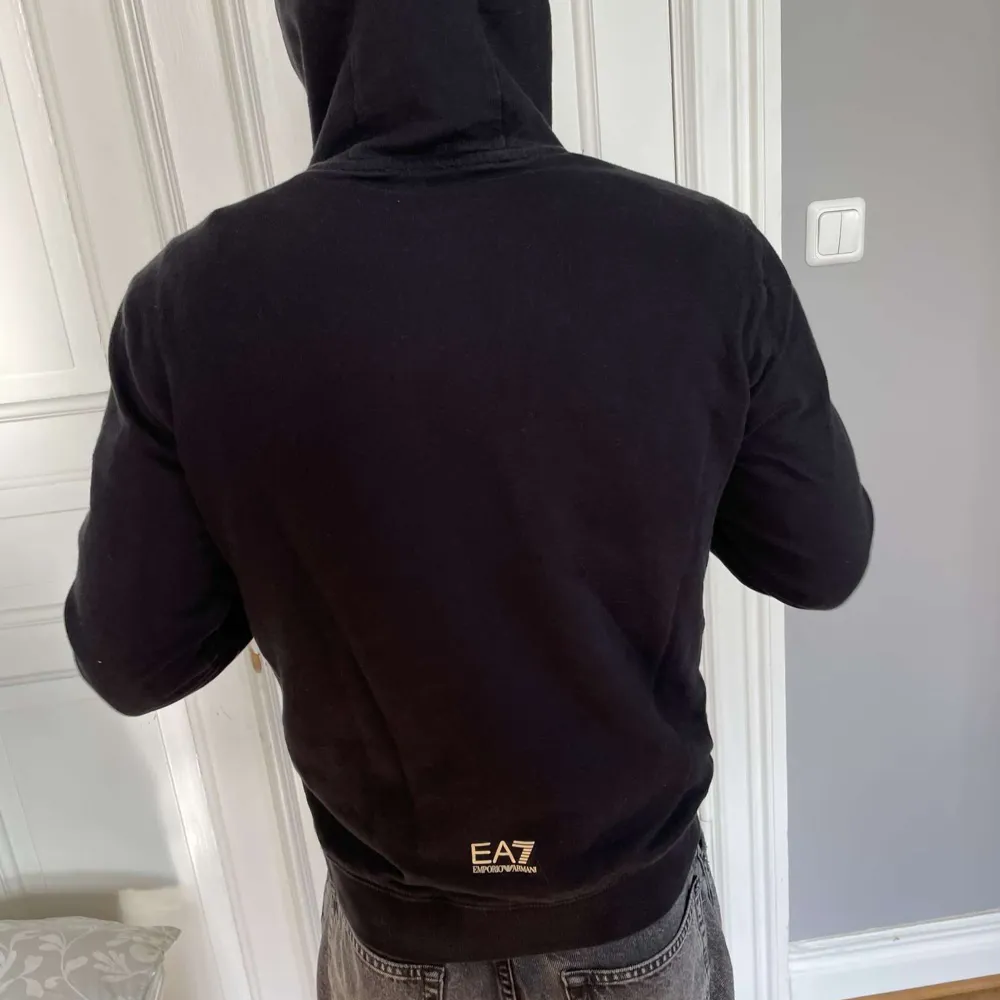 Svart Armani hoodie, ser ut som ny då jag inte gillade den så mycket efter jag köpt det Storlek M och passar S Köpt för 1200kr . Hoodies.