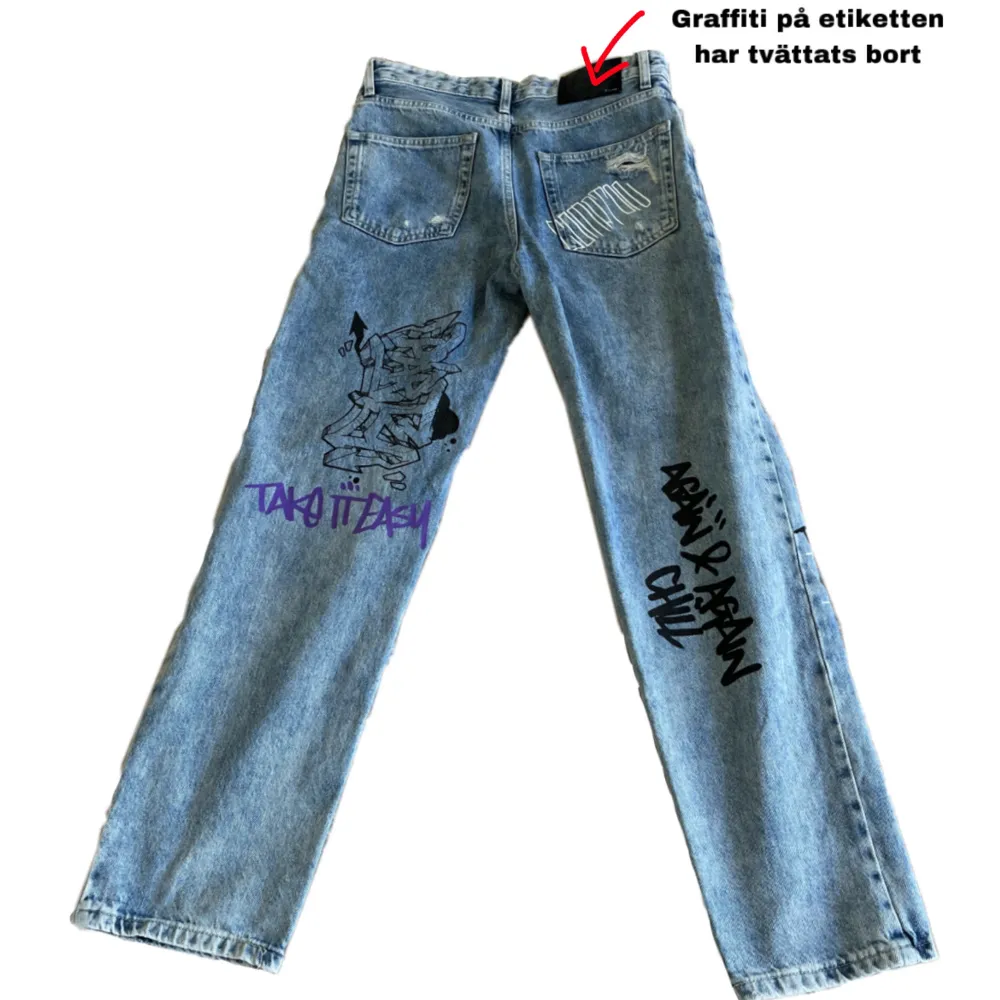 Cool jeans med grafitti från bershka, bra skick. Ni kan se att graffiti på etiketten har tvättats bort. ⚠️Kontakta mig innan du köper ⚠️. Jeans & Byxor.