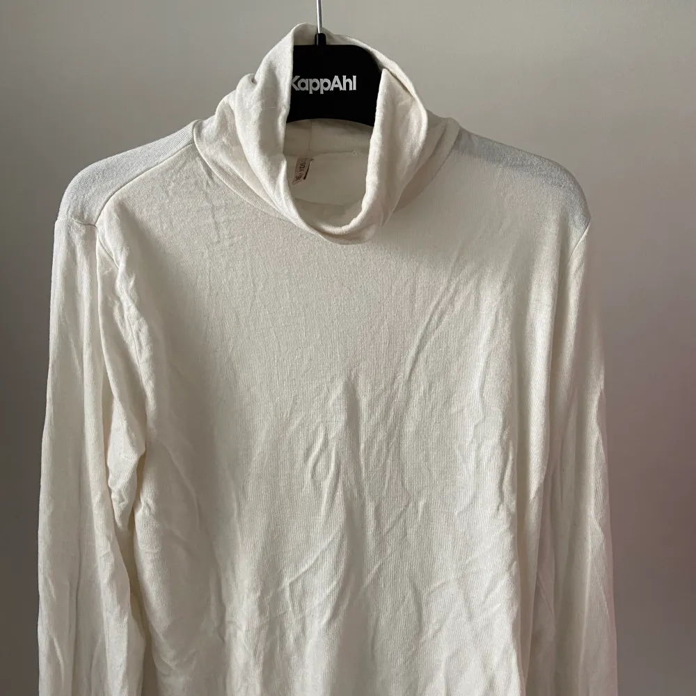 Crémevit turtleneck i tunt material. Använd få gånger så den är i bra skick.. Yläosat.