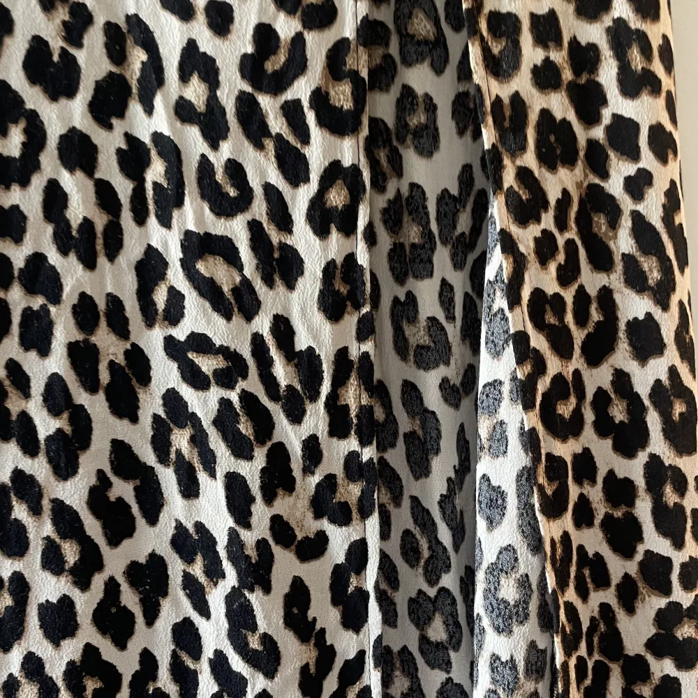 Lång kjol från hm, leopard. Kjolar.