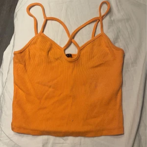 Topp - Fin och somrig topp från zara som köptes för cirka 2 år sedan. Använd ett fåtal gånger och passar perfekt vid flera tillfällen🧡skriv privat för för fler bilder. Nypris: 229
