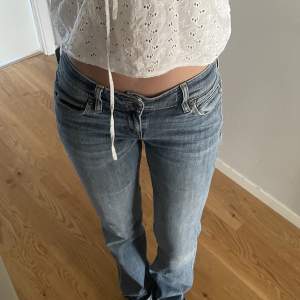 Low waist jeans vintage från Levis. Står ingen storlek men passar mig som brukar vara ungefär en 34a💕💕 är ca 163 till ref