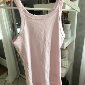 Rosa linne - Rosa linne ifrån H&M helt oanvänt, storlek M. Köparen står alltid för frakt🫶🏼