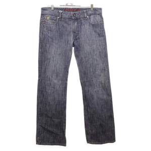 Alberto jeans med as fet passform & design, även lite bootcutiga. Midjemått 43cm(tvärsöver), ytterbenslängd 104cm, benöppning 24cm. 🧌FLAW, lite rivna vid benöppningen.