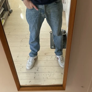Blå weekday jeans - Riktigt schyssta jeans från weekday i blå. (Space) Säljer då de sällan används! Hör av er för fler bilder eller frågor😀