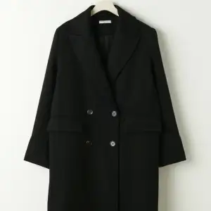 Säljer en svart kappa från Gina tricot premium collection precis som den på bilden😊 Hel och ren men i använt skick, nypris ca 900kr. Egna bilder kan skickas vid intresse💕
