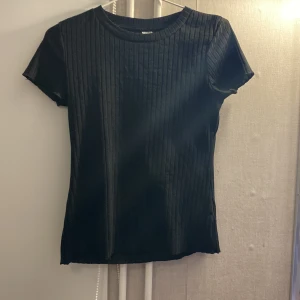 Svart tröja  - Den är randigt och aldrig använt den! 