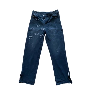 coola jeans med stjärnor - oanvänd i nyskick dm för detaljer! asiatisk L men typ M