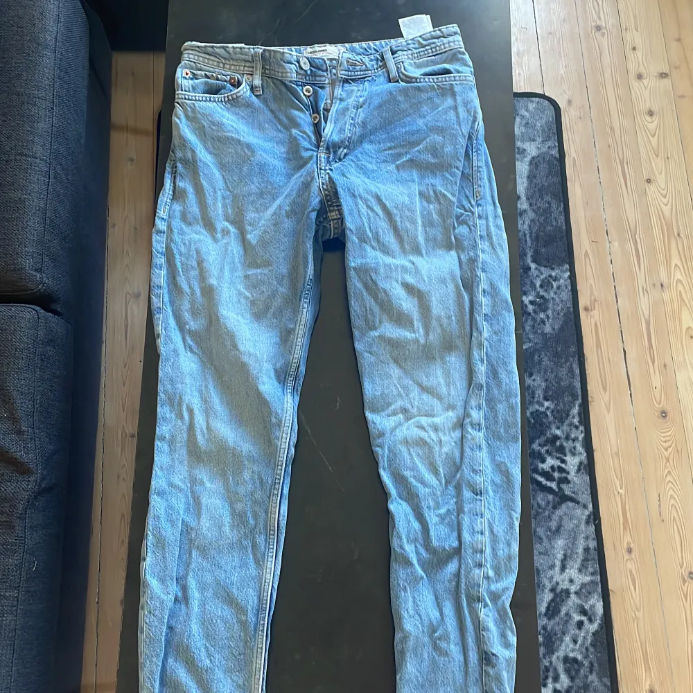 Säljer jeans från Jack and Jones! Skick 7/10 passform loose/chris Köpare står för frakt!. Jeans & Byxor.