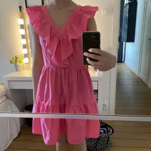 Super fin rosa klänning med volanger som är helt oanvänd. Passar perfekt till sommaren! 😍💞
