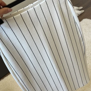 NEW IN KJOL - En riktigt snygg kjol, passar utmärkt för en utekväll med någon snygg topp upptill eller så kan man också klä ner med en basic T-shirt👌🏽🌸