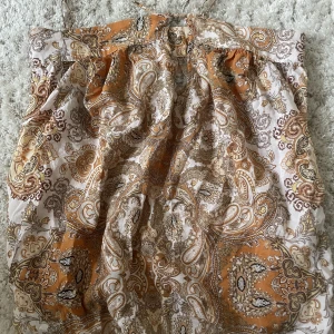 Sommar topp - Jätte fin sommar topp köpt från hm, går ej att köpa längre. Kommer tyvvär inte till andvändning!💕