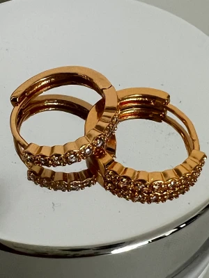 Örhängen guldiga diamanter - Chunky diamond guld örhänge köpt i Dubai säljs för 30kr💌 Små 2cm! Pläterad