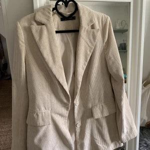 Beige kavaj  - En beige manchester kavaj från Gina med lite axelvadd, väldigt fin men tyvärr för liten för mig❤️pris går att diskutera!