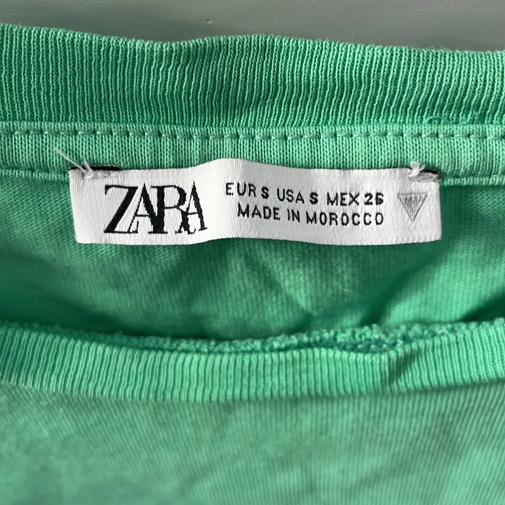 Hej! Jag säljer denna ur söta gröna puffärms t-shirten från Zara. Jag köpte den sommaren 2021 och har bara använt den 2-3 gånger. En unik t-shirt som fungerar till festliga tillfällen men även till vardags. Skulle själv säga att den är en xs-s.💚🌏. Blusar.