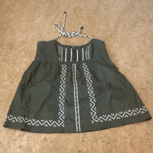 Halter linne  - Knyts runt halsen och stretch i ryggen