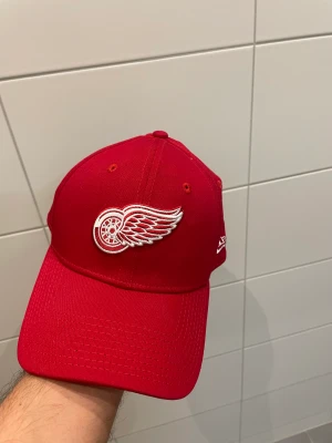 New era keps - Röd keps, i princip oanvänd. Möts i Stockholm eller fraktas mot tillkommande kostnad.