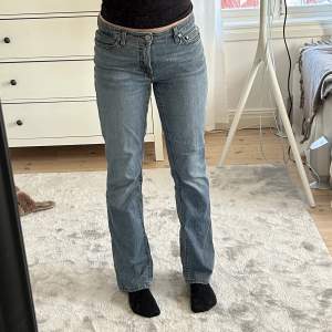 Lågmidjade jeans med flare/straight ben, jättefina detaljer på fickorna också! Pris kan diskuteras vid snabb affär!!💓